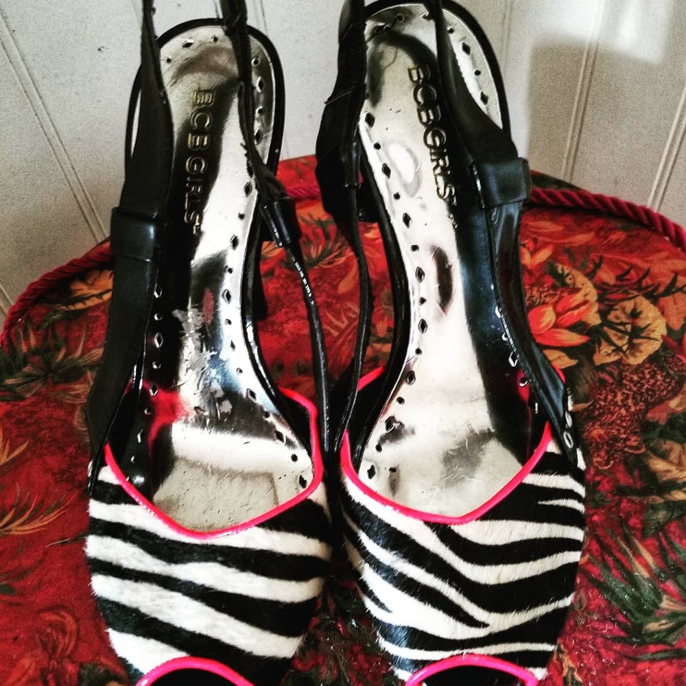 Vintage BCBG black patent leather sling- back heel